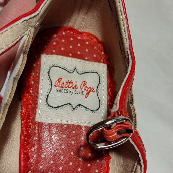 Ellie || 3.5" Bettie Page Holly Pump - White/Red - Picture 12 of 16